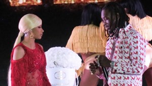 Cardi-B-Rejects-Offset-On-Stage-After-He-Crashes-Her-Set-To-Win-Her-Back-ftr