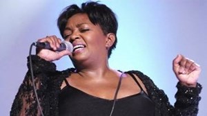 anita-baker-mic