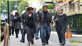 pregnant-halle-berry-olivier-martinez-hold-hands-in-paris-03